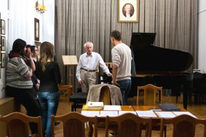 Wykłady Juliusza Adamowskiego w Klubie Muzyki i Literatury dla zagranicznych uczestników Kursu